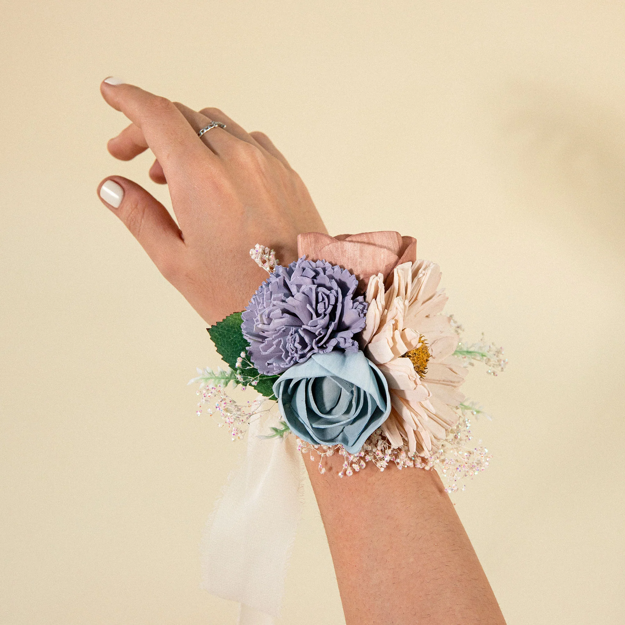 Luxe Daisy Special Corsage - Image 3